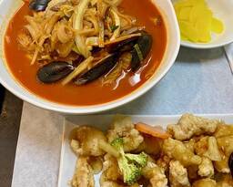 Spicy Seafood Noodle Soup and Fried Pork with Sweet Sour Sauce (짬뽕 + 탕수육 콤보)