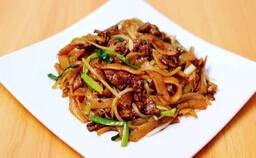 Stir-Fried Rice Noodle with Beef 乾炒牛河